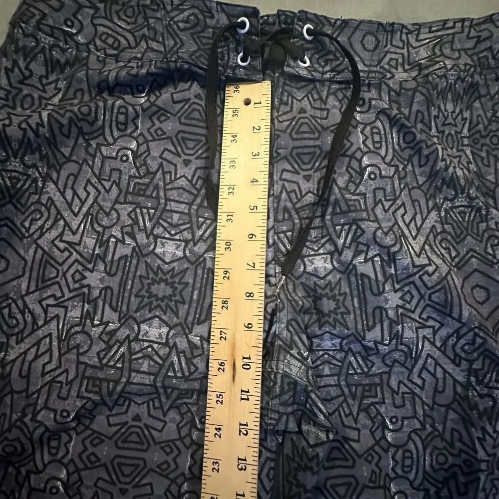 Under Armour Board Shorts Mens 38 Loose Geometric Heatgear Swim Black Gray